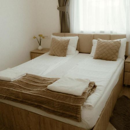 Casa Abiiani Hotel Орадеа Екстериор снимка